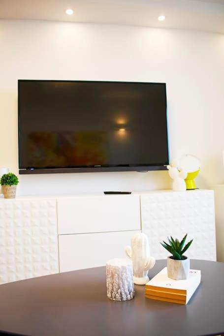 The View Luxury 2+2 In A Strict Center Apartment *